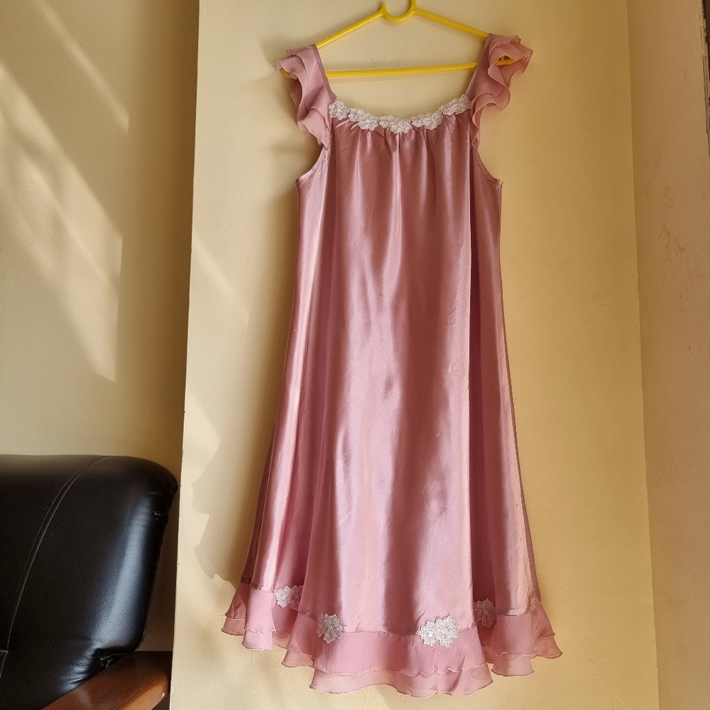 Ladies Satin nightgown ruffled sleeveless. US Medium size. - Picture 4 of 13